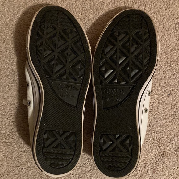 CONVERSE WOMENS WHITE SNEAKERS. WIRN ONCE. SIZE 7.  DOUBLE DESIGN BY THE TIE. - Picture 6 of 7